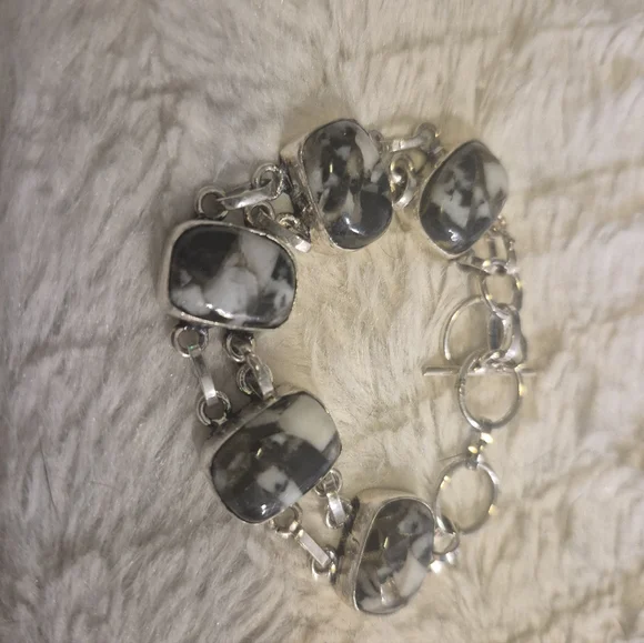 Elegant Silver and Black Buffalo Stone Bracelet 7" - Picture 3 of 3